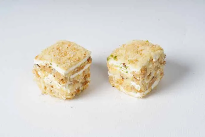 كريمة بيضاء وجوز هند مكرمل