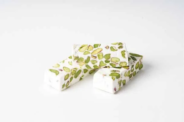 نوغا بيضاء بالفستق الحلبي